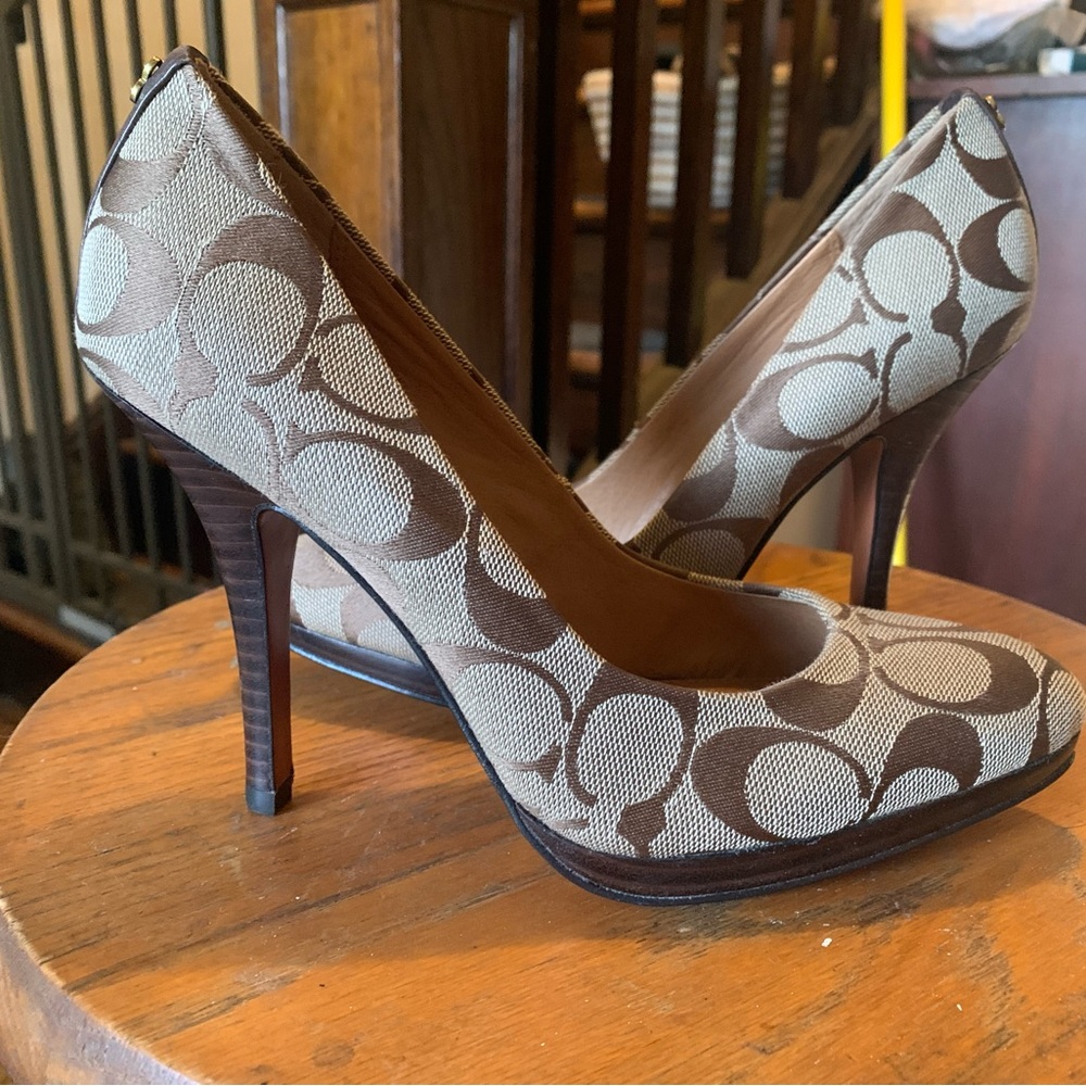 Coach Signature Classic NWOT. Size 6